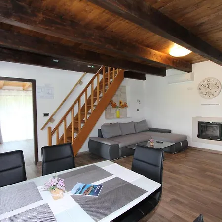 Cuvi Holiday House ヴィラ ロヴィニ